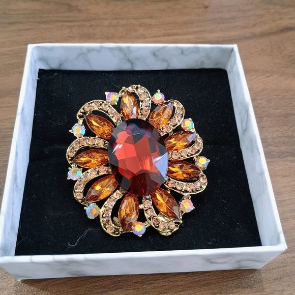 Jewelry - Elegant Gold and Brown Gemstone Brooch
